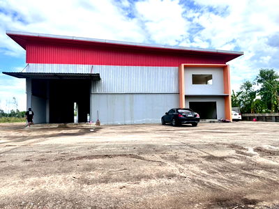 Land for sale Makro Bangbuathong : Land with factory warehouse for sale in Sai Noi District, Nonthaburi. Total area: 6 rai (2 title deeds).