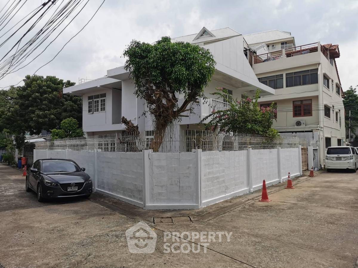 picture 4-BR House near MRT Lumphini (ID 2108494) - 2/8