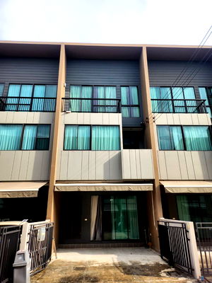 Townhouses for rent Boromarajonani College Of Nursing Noppharat Wachi : 💥CP-8515💥 3-story townhouse for rent in the Ladprao-Serithai Village. Fully furnished and equipped. 👉Add Line @rangrak