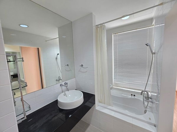 picture 🔥Best deal for rent🔥 Vintage style unit with bathtub and washing machine - 8/17