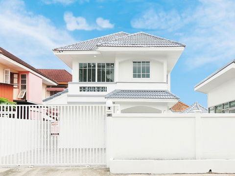 ขายราคาพิเศษ บ้านเดี่ยว 2 ชั้น 80 ตร.ว. ม.แฮปปี้เพลสพาร์ค ขนาด 5นอน 3น้ำ โครงการขนาดใหญ่  ต้นหมู่บ้าน ฟังชั่นดีพร้อมเฟอร์ [เจ้าคุณทหาร-ลาดกระบัง]