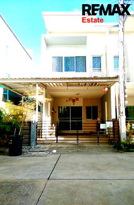 Townhouses for sale Khlong Luang Pathumthani : Urgent Sale! 2-Storey Townhouse, V Village 1 Special Price Only 1.45 Million Baht  Below Appraisal Value
