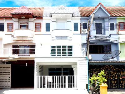 ทาวน์โฮม วิทยาลัยเทคโนโลยีธนบุรี : ขายราคาพิเศษ ทาวน์โฮม 3 ชั้น ม.พงษ์ศิริชัย2 17 ตรว. 4นอน 3น้ำ บ้านสวย ทำเลดี ฟังชั่นดีเยี่ยม พร้อมเฟอร์ พร้อมเข้าอยู่ได้ทันที [เพชรเกษม-พุทธสาคร-สาย4]