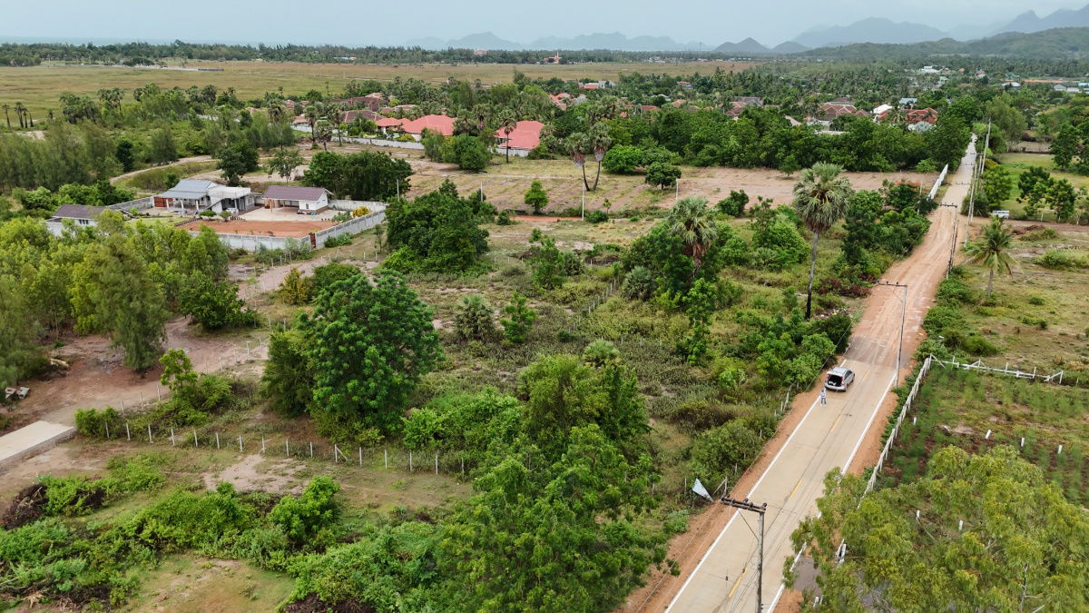 picture EXCLUSIVE LAND FOR SALE: 1.49 Rai (approx. 0.59 Acre) with Red Garuda Title Deed – Your Dream Home Awaits in Pranburi - 3/8