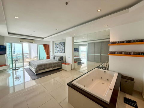 2 Bedrooms Condominium @ View Talay 3