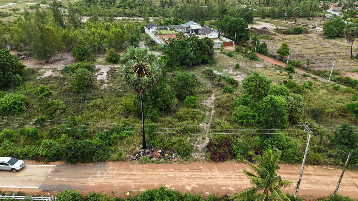 picture EXCLUSIVE LAND FOR SALE: 1.49 Rai (approx. 0.59 Acre) with Red Garuda Title Deed – Your Dream Home Awaits in Pranburi - 4/8