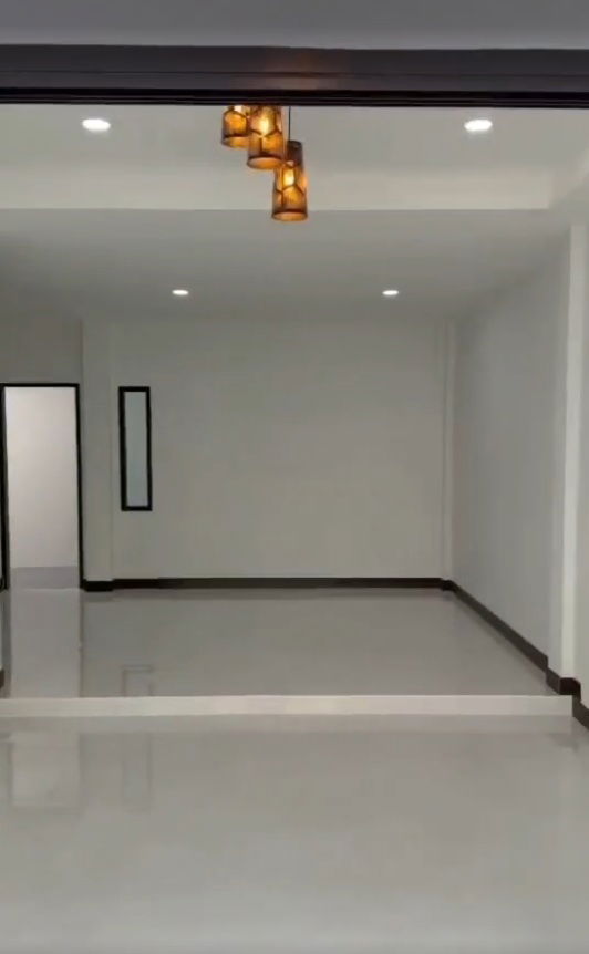 รูป บ้านสไตล์ Modern ที่ออกแบบเรียบง่าย  ตั้งอยู่ในหมู่บ้านอยู่สบายคลอง1 ปทุมธานี บนทำเลใกล้เมือง ทำเลอยู่ในแหล่งชุมชนใกล้ 7-11 200 เมตร - รูปที่ 2/8