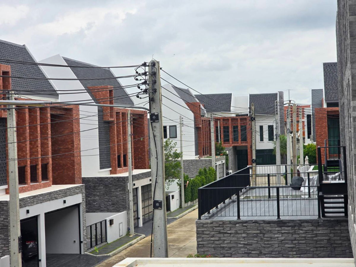 picture For Sale: Elegant British-Style Semi-Detached Home Newly built with Full Functions – Near Payap University, Chiang Mai - 9/9
