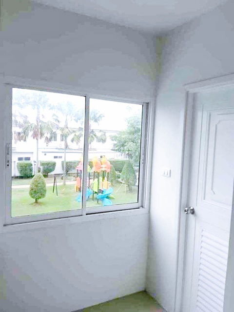 picture Ram Intra-Phraya Suren Road. MRT BangChan 2.6km. 3-story Glory International Sch Singapore is 4.4km - 3/8