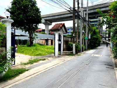 ที่ดิน กรุงเทพมหานคร : ขายที่ดินแปลงใหญ่ พร้อมบ้านเดี่ยว 2 ชั้น ใกล้ MRT บางซ่อน เพียง 350 ม.