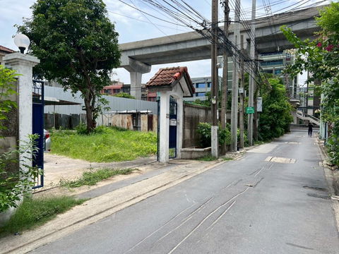 ขายที่ดินแปลงใหญ่ พร้อมบ้านเดี่ยว 2 ชั้น ใกล้ MRT บางซ่อน เพียง 500 ม.