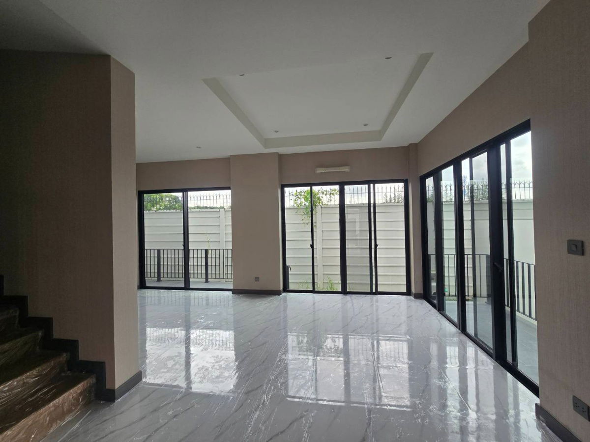 picture For Sale: Elegant British-Style Semi-Detached Home Newly built with Full Functions – Near Payap University, Chiang Mai - 2/9