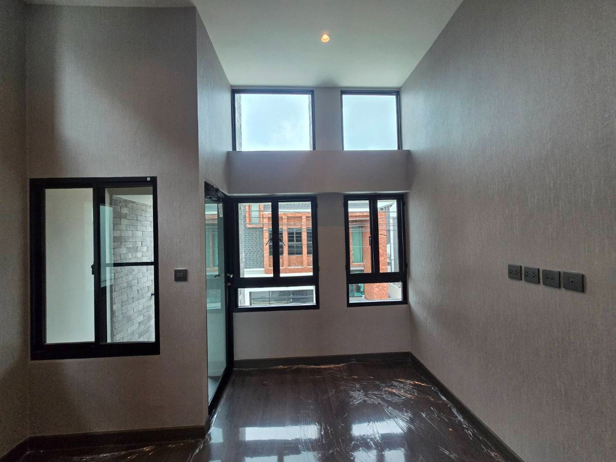 picture For Sale: Elegant British-Style Semi-Detached Home Newly built with Full Functions – Near Payap University, Chiang Mai - 3/9