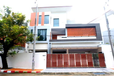 บ้านเดี่ยว วิทยาลัยพณิชยการบางนา : ขายบ้านเดี่ยวบางนา หมู่บ้านกฤษดานคร บางนา กม.6 ใกล้เมกะบางนา พร้อมสระว่ายน้ำ มีชั้นใต้ดิน หมู่บ้านติดถนนบางนาตราด ใกล้สนามบินสุวรรณภูมิ 087-9074045