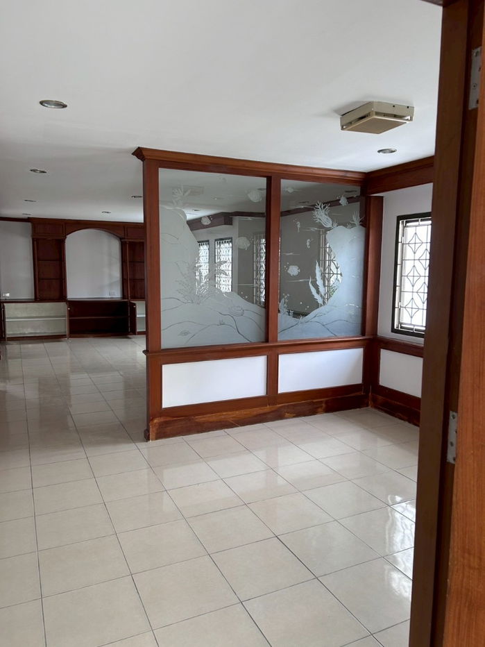 picture Home Office in the middle of Town in Town for RENT/ 办公别墅出租 - 34/35