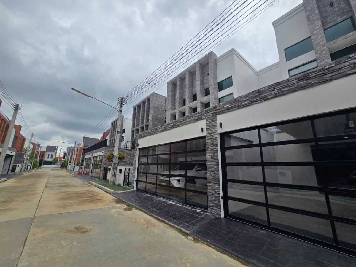 picture For Sale: Elegant British-Style Semi-Detached Home Newly built with Full Functions – Near Payap University, Chiang Mai - 1/9