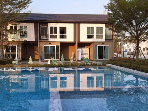 Market 345 1.1km. Lotus WatPhraiFa 3.8km. Pakkret Hospital 2 2.7 km. For rent 2-story townhouse corn