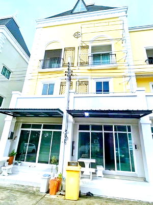 Townhouses for rent Ramintra Road : Ram Intra-Phraya Suren Road. MRT BangChan 2.6km. 3-story Glory International Sch Singapore is 4.4km