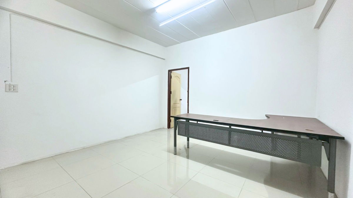 picture Commercial building Amata City Industrial Estate Rayong  4.2 km - 7/11
