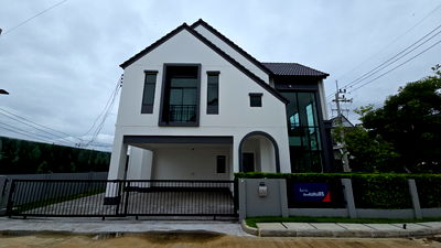 Houses for sale Lotus's Latkrabang : Saransiri Srivaree 2 - Luxury Corner House next to Central Garden and Club House, Only 9.19 MB
