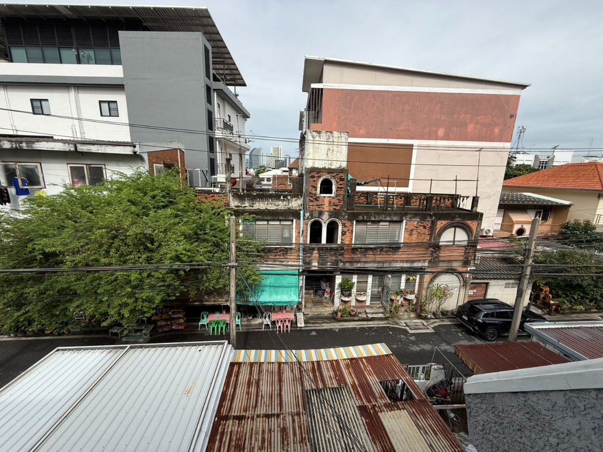 picture 3-storey townhouse for sale, Soi Inthamara 23, Phaya Thai District, Line ID 0619636888 - 11/20