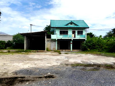 Land for rent : For Rent❗️ Land in Wang Noi, Ayutthaya. The property includes a two-story house located along Phahonyothin Road, near the PTT Training Center.