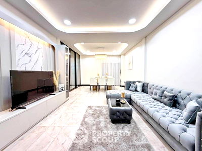 Townhouses for rent True Tower Ratchada : 6-BR Townhouse near MRT Phra Ram 9 (ID 2258660)