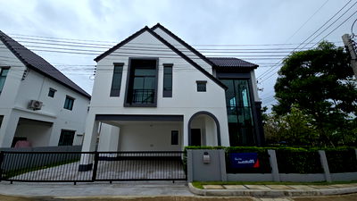Houses for sale Lotus's Latkrabang : Rare Opportunity! Luxury Corner House with Douvle Volume hall 6.5m next to Green Park | Saransiri Serivaree 2