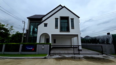 Houses for sale Lotus's Latkrabang : Exclusive Living! Corner House with Double Volume 6.5m next to Club House & Garden View