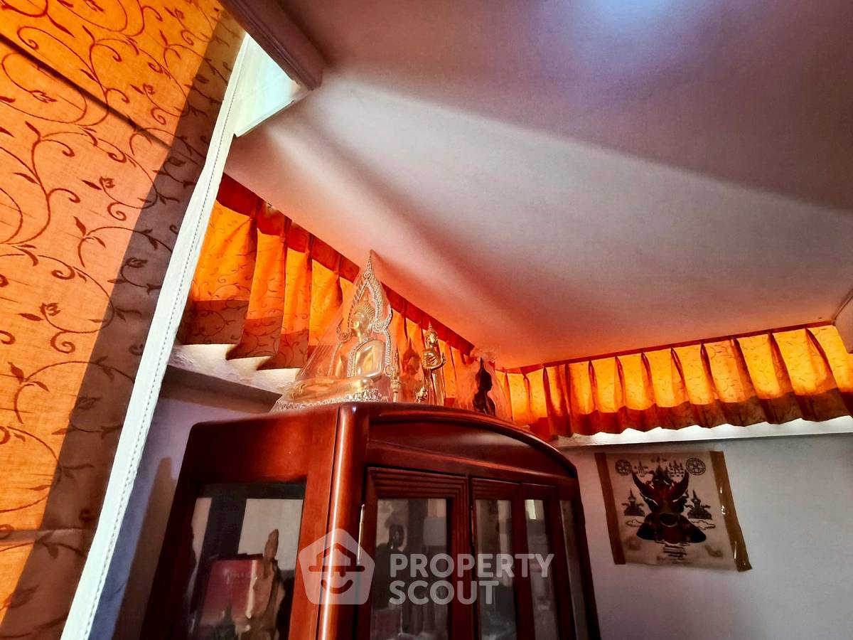 picture 2-BR Condo at Supalai Place Sukhumvit 39 near BTS Phrom Phong (ID 2257778) - 10/11