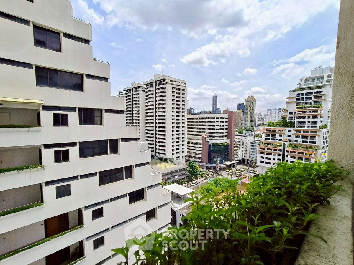 picture 2-BR Condo at Supalai Place Sukhumvit 39 near BTS Phrom Phong (ID 2257778) - 2/11