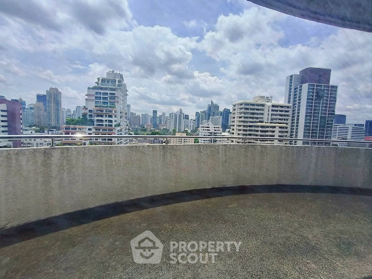 picture 2-BR Condo at Supalai Place Sukhumvit 39 near BTS Phrom Phong (ID 2257778) - 3/11