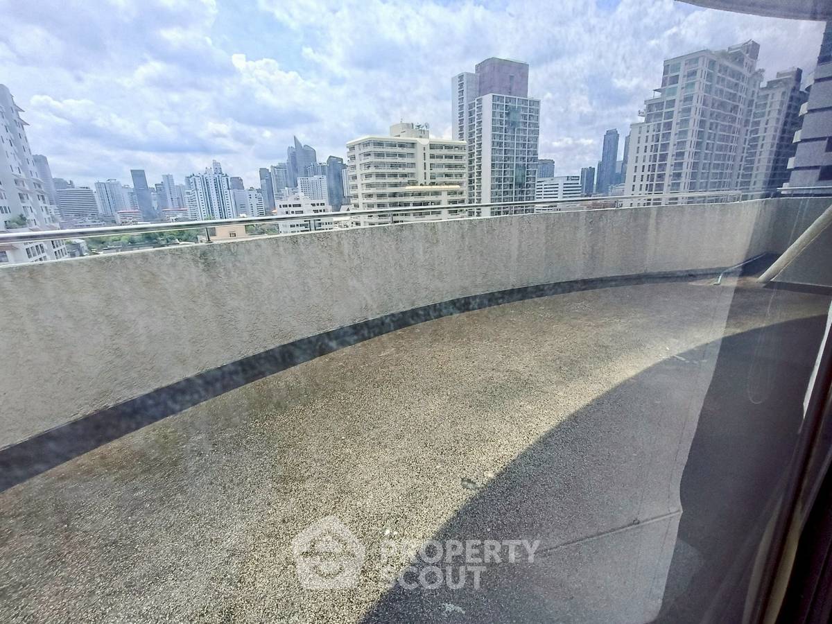 picture 2-BR Condo at Supalai Place Sukhumvit 39 near BTS Phrom Phong (ID 2257778) - 5/11