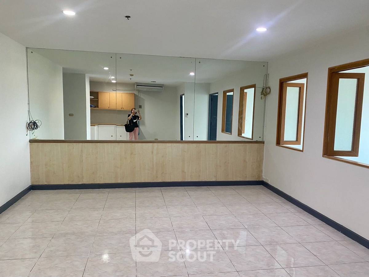 picture 2-BR Condo at Modern Home Tower Condominium near MRT Wat Mangkon (ID 2257748) - 2/6