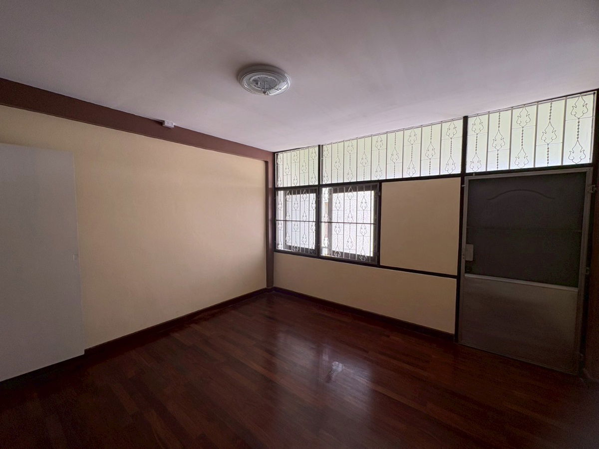 picture 3.5-story shophouse for sale, 15 sq wah, suitable for office use, ready to live in, fully renovated, located in Soi Charansanitwong 40/1 - 11/14