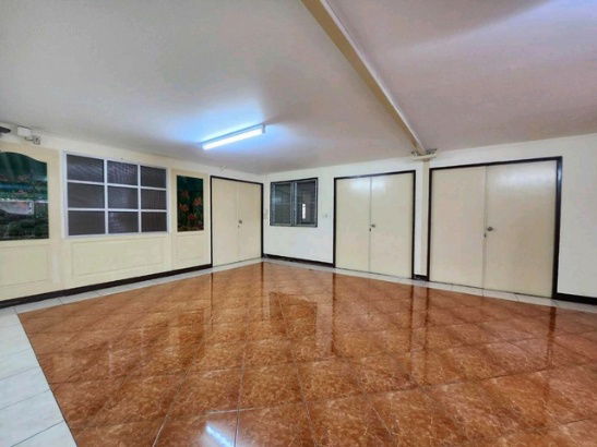 picture Satriwitthaya 2 School 1.2 km.Soi Nakniwat 49-53s MRT Chokchai 4 3.1km. Warehouse for rent storage o - 5/8