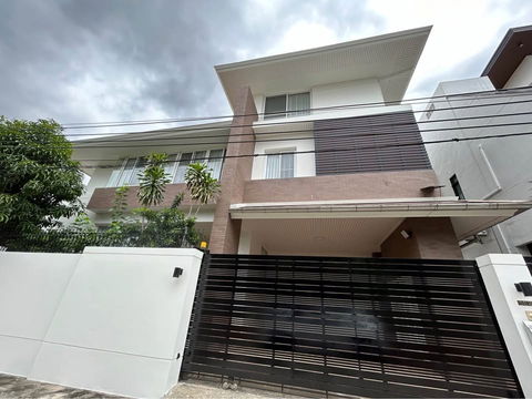 บ้านให้เช่า บ้านเดี่ยว 3 ชั้น  ย่านรัชดานิเวศน์ 16 พร้อมเข้าอยู่สนใจติดต่อ Line @goodmanpro หรือ โทร 0999029192