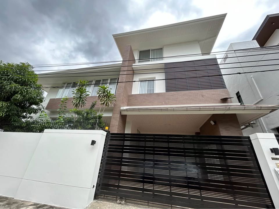 รูป บ้านให้เช่า บ้านเดี่ยว 3 ชั้น  ย่านรัชดานิเวศน์ 16 พร้อมเข้าอยู่สนใจติดต่อ Line @goodmanpro หรือ โทร 0999029192 - รูปที่ 1/9