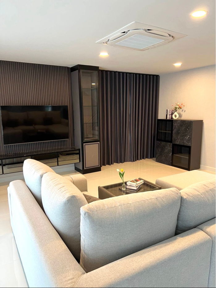 รูป 🏡🔥ให้เช่า บ้านเดี่ยวหลังใหญ่ 280 ตร.ม. 4 ห้องนอน 5 ห้องน้ำ 3 ที่จอด ตกแต่งครบพร้อมเข้าอยู่✨✅ - รูปที่ 3/10