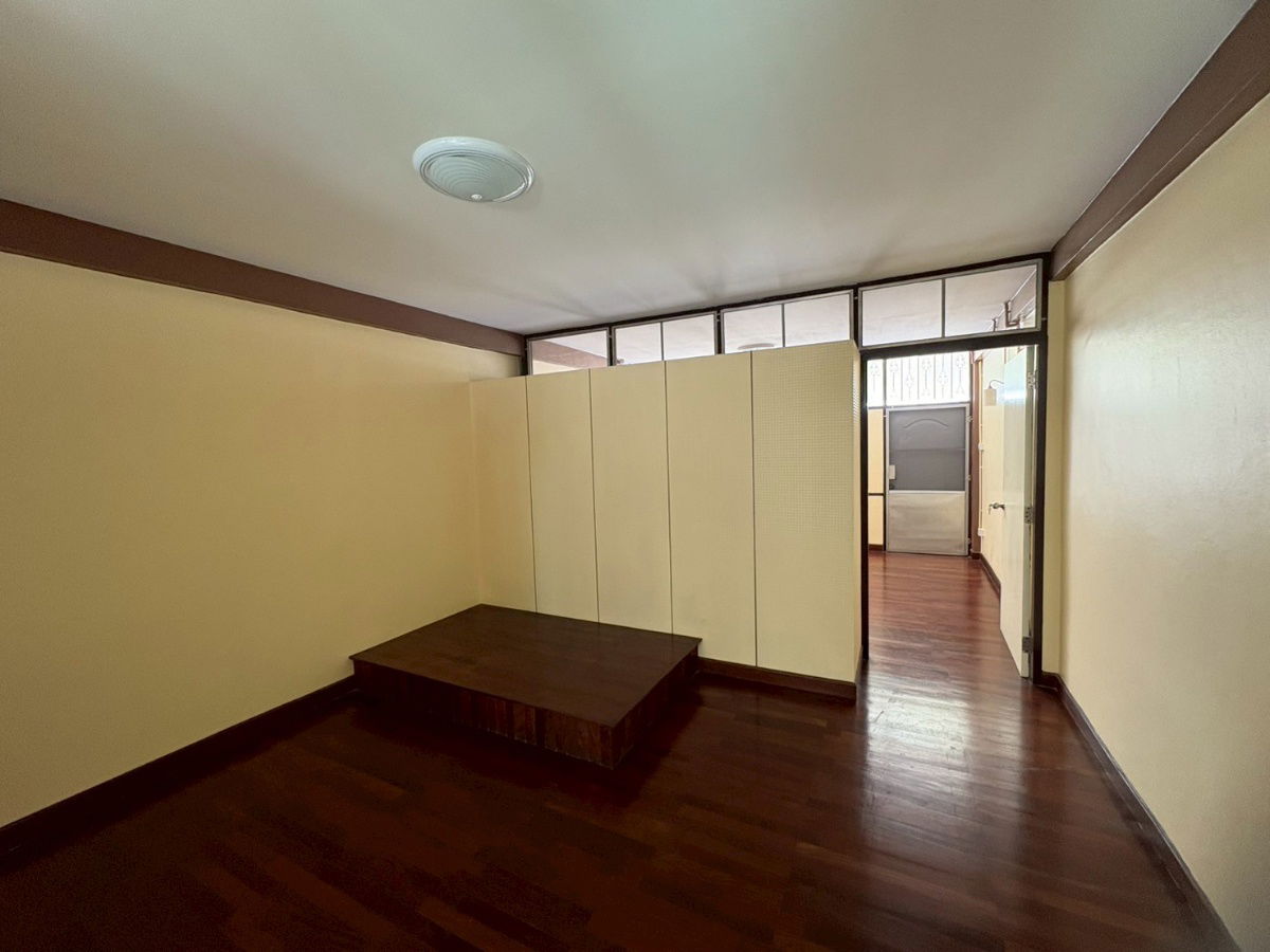 picture 3.5-story shophouse for sale, 15 sq wah, suitable for office use, ready to live in, fully renovated, located in Soi Charansanitwong 40/1 - 12/14