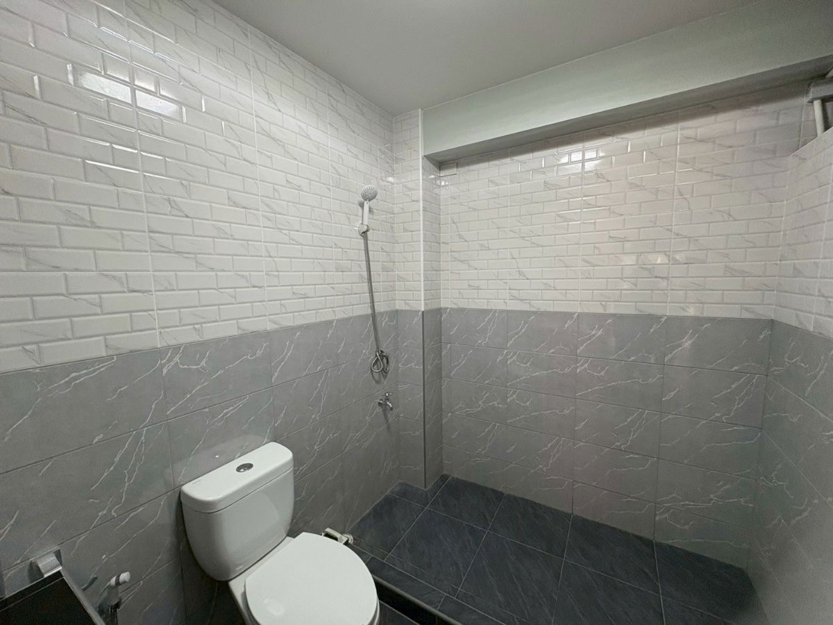 picture 3.5-story shophouse for sale, 15 sq wah, suitable for office use, ready to live in, fully renovated, located in Soi Charansanitwong 40/1 - 5/14