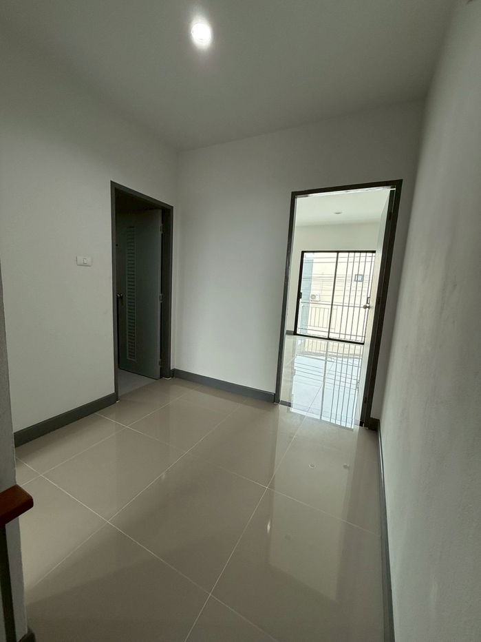 รูป 🏡 บ้านรีโนเวทใหม่ หนองจอก – ราคาพิเศษเพียง 1.79 ลบ.‼️ 🔥 ถูกกว่าโครงการ เหลือเพียงหลังเดียวเท่านั้น! - รูปที่ 7/12