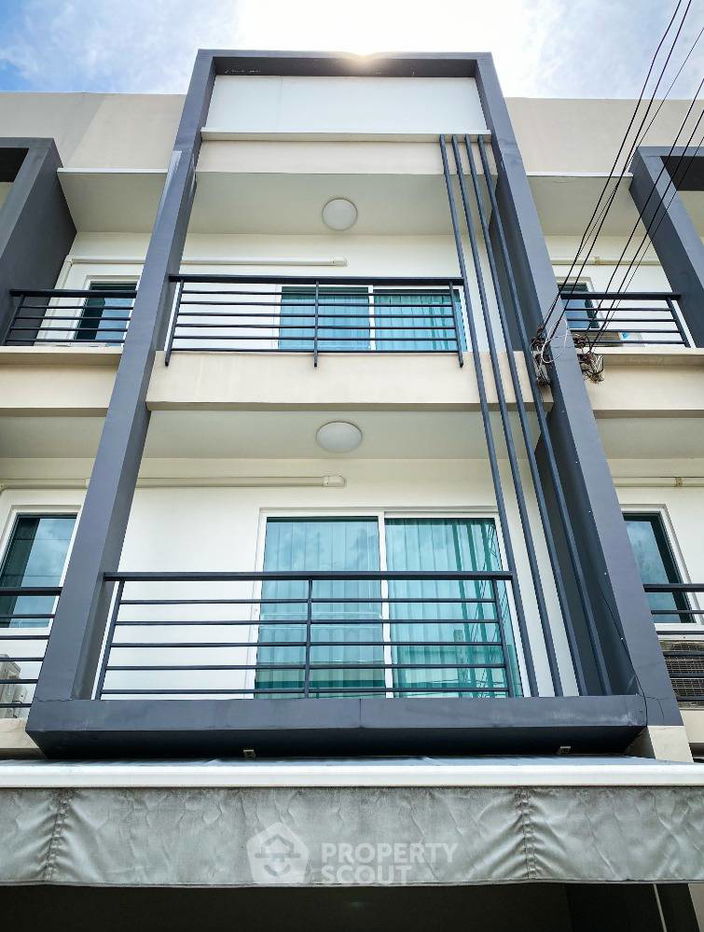 รูป ทาวน์เฮาท์ 3-ห้องนอน ใน สวนหลวง (ID 2032287) - รูปที่ 2/16