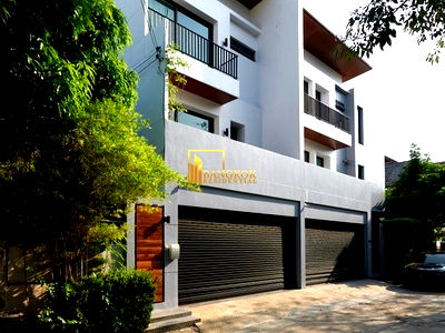 Townhouses for rent Sukhumvit Road : Modern 3 Bedroom Townhouse For Rent in Phrom Phong Area - BR49056TH