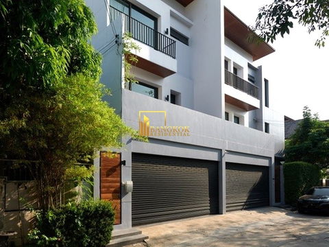 Modern 3 Bedroom Townhouse For Rent in Phrom Phong Area - BR49056TH