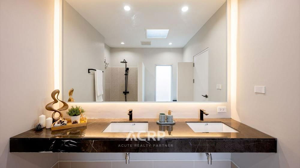 picture Renovated 3-storey detached house for sale on Vibhavadi Rangsit 5, Soi 6, conveniently located near MRT Chatuchak and BTS Mo Chit. - 12/20
