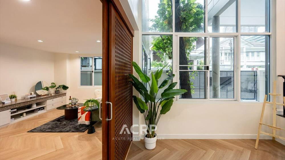 picture Renovated 3-storey detached house for sale on Vibhavadi Rangsit 5, Soi 6, conveniently located near MRT Chatuchak and BTS Mo Chit. - 6/20