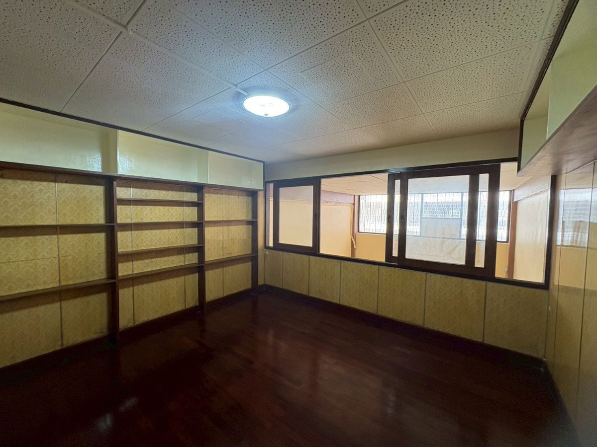 picture 3.5-story shophouse for sale, 15 sq wah, suitable for office use, ready to live in, fully renovated, located in Soi Charansanitwong 40/1 - 7/14