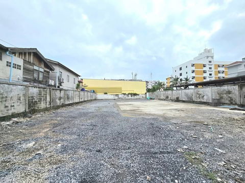 Land for rent, already filled, in the heart of Supaphong community, BTS Punnawithi, area 200 sq m., rental price 50,000 baht per month.