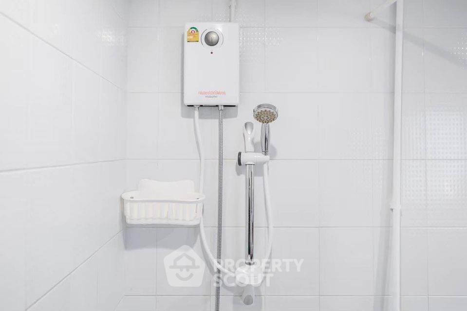 picture 1-BR Condo at Baan Klang Krung Resort near MRT Huai Khwang (ID 531573) - 25/32